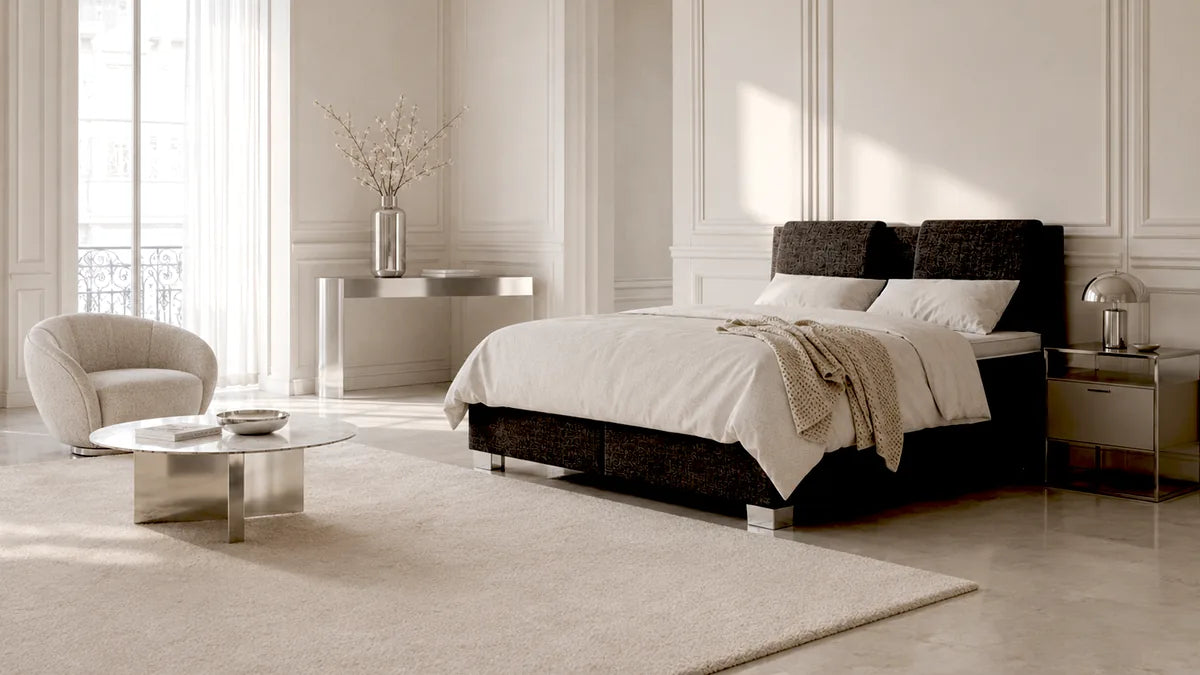 Boxspringbett von LINDVESTE mit anthrazitfarbenem Bezug in einem hellen Altbau-Schlafzimmer